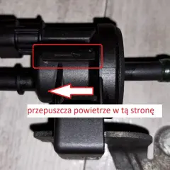 Zawór p0172 przepuszcza powietrze w tę stronę. Widać strzałkę wskazującą kierunek przepływu.