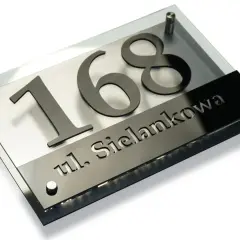 Nowoczesna tabliczka z numerem 168 i nazwą ulicy "ul. Sielankowa" to elegancki sposób, jak nadać numer domu.