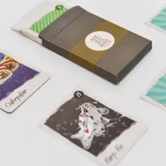 Karty z sushi i karpiem koi, idealne do najlepszych gier karcianych. Zestaw zawiera pudełko z logo "Brand Sushi Bar".