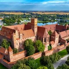 Zamek w Malborku, jedna z największych atrakcji Żuław Wiślanych, majestatycznie wznosi się nad rzeką Nogat.