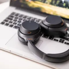 Słuchawki Sony na laptopie. Dowiedz się, jak włączyć Bluetooth Windows 10, by połączyć je bezprzewodowo.