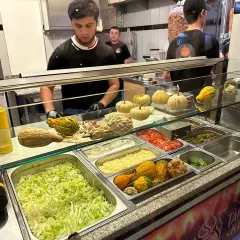 Kebab w Polsce: witryna z dodatkami, warzywami i ozdobnymi dyniami.