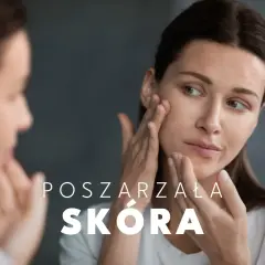 Kobieta dotyka swojej twarzy, analizując poszarzałą skórę.