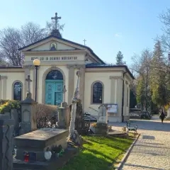 Jak dojechać na cmentarz salwator w Krakowie bez stresu i korków