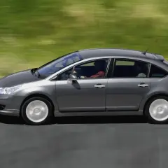 Citroën gris en movimiento. El motor 1.6 HDI 110cv puede presentar problemas, pero este coche parece rodar sin ellos.