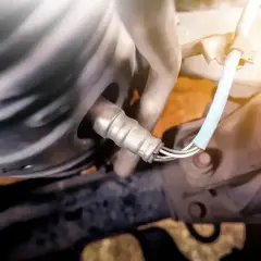 Czujnik tlenu (sonda lambda) w układzie wydechowym Peugeot, model p0420.