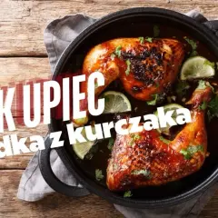 Soczyste podudzie z kurczaka w sosie, ozdobione limonką i kolendrą. Idealne na obiad.