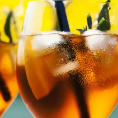 Orzeźwiający aperol bezalkoholowy z lodem, plasterkiem pomarańczy i miętą. Idealny na upalne dni.