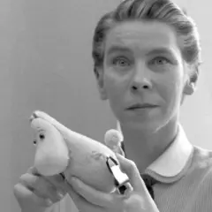 Tove Jansson, autorka książek o Muminkach, trzyma w dłoniach pluszowego Muminka.