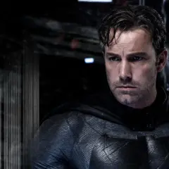 Ben Affleck jako Batman, w swoim charakterystycznym kostiumie, spogląda w dal.