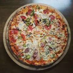 Apetyczna pizza 42 cm z salami, papryczkami jalapeño, kukurydzą, pieczarkami i ogórkiem. Zastanawiasz się, ile waży pizza 42 cm?