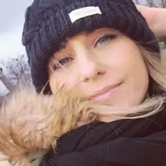 Marta Kłos z TVN Fakty w Paryżu, z wieżą Eiffla w tle.
