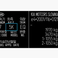 Na tabliczce znamionowej Kia, obok numeru modelu, znajduje się kod "5K". To może być klucz do tego, jak sprawdzić kod lakieru.