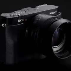 Elegancki aparat Sony RX1R III z obiektywem Sonnar 35mm f/2.0, gotowy do uchwycenia wyjątkowych chwil.