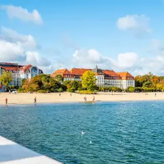 Piękne, nadmorskie miejscowości zachwycają architekturą i plażą. Spacerowicze cieszą się jesiennym dniem nad Bałtykiem.