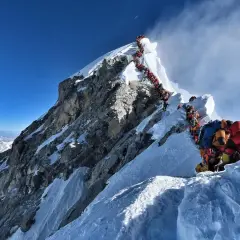 Korkociąg ludzi na Mount Everest. Tłok na szczycie, gdy zastanawiasz się, ile się wchodzi na Mount Everest.
