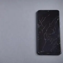 Pęknięty ekran w telefonie? Jak ocenić i czy warto naprawiać?