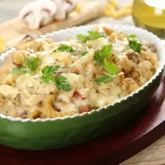 Zapiekanka makaronowa z kiełbasą: Prosty przepis krok po kroku