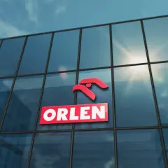 Logo ORLEN na szklanym budynku, symbolizujące najlepsze inwestycje.