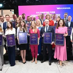Grupa osób odbiera dyplomy na tle ekranu z napisem "XIX Ranking Firm Doradztwa Podatkowego".