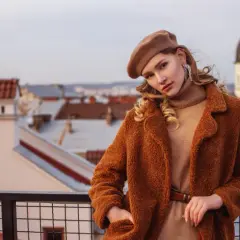 Płaszcz camel: Stylizacje na każdą okazję. Odkryj swój styl!