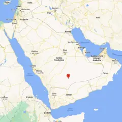 Mapa przedstawia półwysep arabski z zaznaczonym punktem w Arabii Saudyjskiej. Widoczne są Egipt, Morze Czerwone, Jemen i Zatoka Perska.
