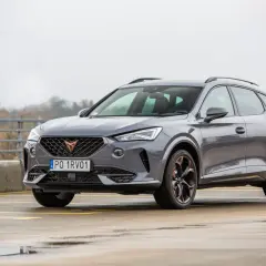 Szary Cupra Formentor na parkingu. Sprawdź jego wymiary i możliwości.