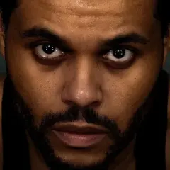 Intensywne spojrzenie The Weeknd, zapowiadające jego kolejne albumy.