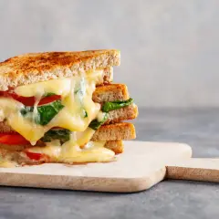 Un délicieux sandwich grillé aux tomates et épinards, une idée sandwich froid simple et gourmande. Le fromage fondant coule sur les tranches de pain.
