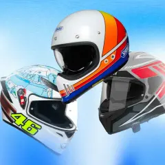 Tre caschi da moto con grafiche diverse, uno bianco con strisce colorate, uno bianco con disegno invernale e il numero 46, e uno grigio con dettagli rossi. La normativa casco moto è fondamentale per la sicurezza.
