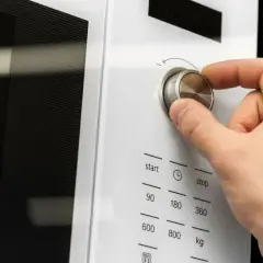 Jak rozmrażać w mikrofali, aby uniknąć błędów i strat jedzenia