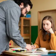 Czy nauczyciel może legalnie udzielać korepetycji swojemu uczniowi? Sprawdź przepisy i konsekwencje