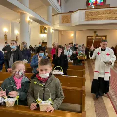 Kiedy jest czuwanie w kościele, wierni z koszyczkami czekają na błogosławieństwo. Kapłan święci pokarmy.