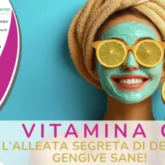 Donna con maschera viso e occhiali di limone, sorride. Vitamina C: l'alleata segreta per vitamine per rinforzare i denti e gengive sane.