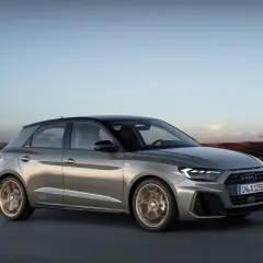 Audi A1 1.0 TFSI en movimiento, con grúas portuarias al fondo. ¿Problemas? Este coche luce impecable.
