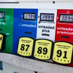 Ceny paliwa w USA: Diesel #2 kosztuje 3,799$, zwykła benzyna 2,799$, plus 2,999$, a premium 3,099$ za galon.