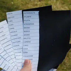 Listy z hasłami do zdrapki, pokazujące jak zrobić własną zdrapkę.
