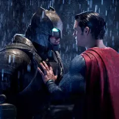 Superman möter en tungt bepansrad Batman i regnet. Vem spelar Batman i denna episka konfrontation?