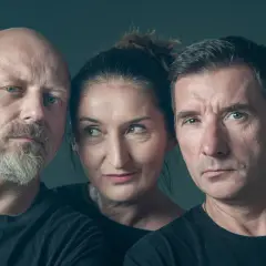 Trzy osoby w czarnych koszulkach. Z lewej łysy mężczyzna z brodą, w środku kobieta, z prawej mężczyzna z krótkimi włosami. Skład kabaretu Mumio.