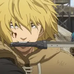 Thorfinn mit einem Messer im Mund, bereit für den Kampf. Ein blutiges Zeichen für die kommende Vinland Saga Staffel 3.