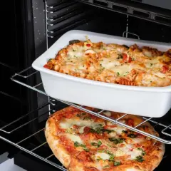 Ofen mit zwei Ebenen: oben Auflauf, unten Pizza. Perfekt für die Grillfunktion im Backofen.
