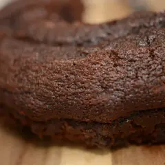En saftig chokladsockerkaka med en härlig textur, redo att avnjutas.