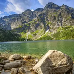 Malownicza droga nad Morskie Oko prowadzi przez skaliste wybrzeże do krystalicznie czystej wody, otoczonej majestatycznymi szczytami Tatr.