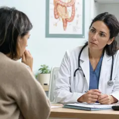 Paziente preoccupata parla con medico di problemi intestinali, come non andare di corpo.