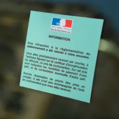 Avis d'infraction pour stationnement gênant, avec les informations sur le paiement et la contestation.