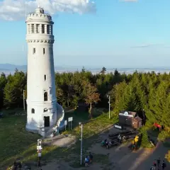 Wieża widokowa na szczycie góry, otoczona lasem. To **najładniejszy szlak**, gdzie można spotkać **wielką sowę** w postaci rzeźby.