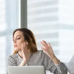 Jak grzecznie odmówić zaproszenia na kawę i nie stracić relacji