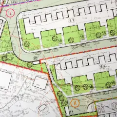 Plan zagospodarowania terenu z zaznaczonymi budynkami, zielenią i drogami. Określa co to są warunki zabudowy dla działek.