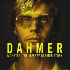 Plakat serialu "Dahmer – Potwór: Historia Jeffreya Dahmera". Twarz mężczyzny w okularach na ciemnym tle.