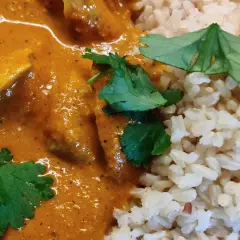 En krämig tikka masala med ris och färsk koriander. En härlig indisk rätt som värmer själen.
